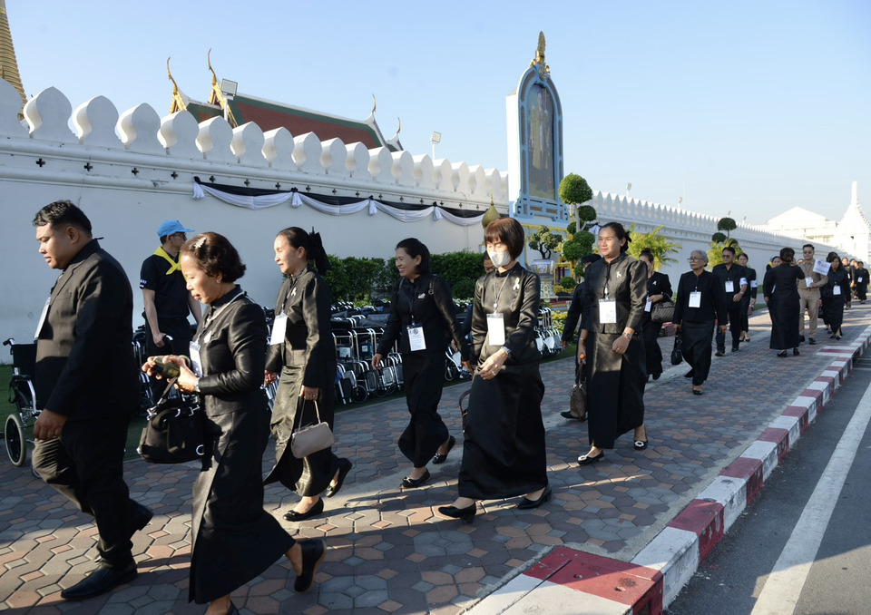 “พสกนิกร”หลั่งไหลกราบถวายบังคมพระบรมศพ “พระพันปีหลวง” ไม่ขาดสาย ด้วยน้อมสำนึกในพระมหากรุณาธิคุณอย่างหาที่สุดมิได้