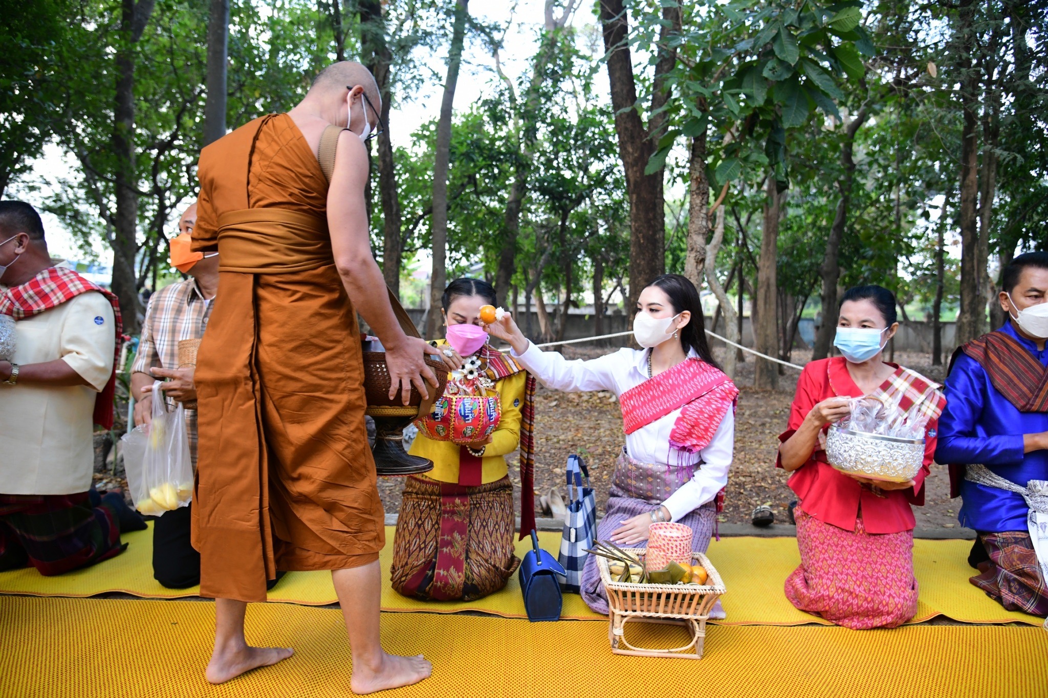 24 สาวงามนางสาวไทย “นุ่งซิ่นหมี่ สวมโสร่งไหม ห่มสไบเฉียง”  ร่วมทำบุญตักบาตรตามวิถีไทอำนาจ 