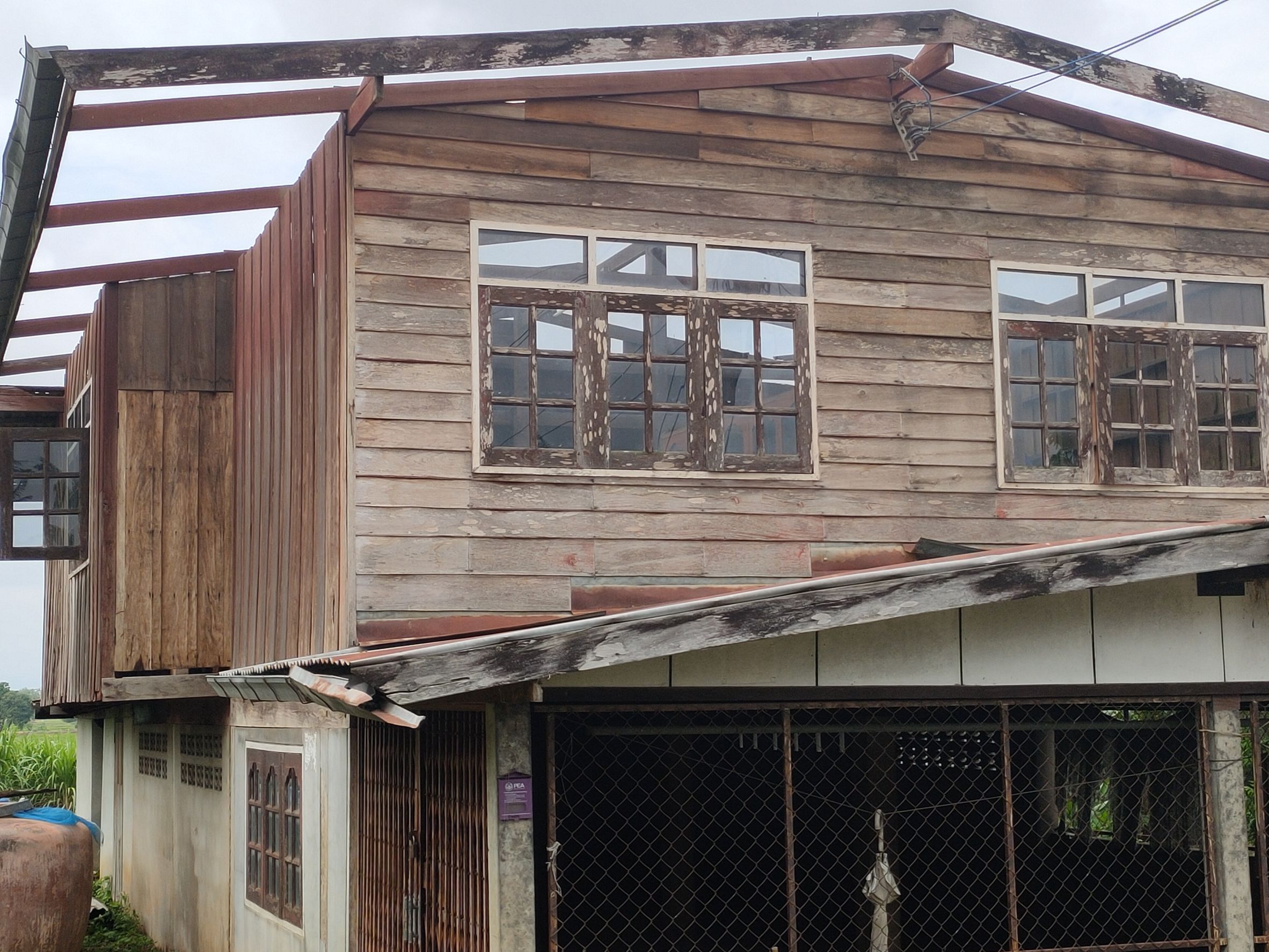 พายุถล่มบ้านเรือนชาวหนองบัวลำภูเสียหาย เร่งช่วยเหลือผู้ประสบภัย