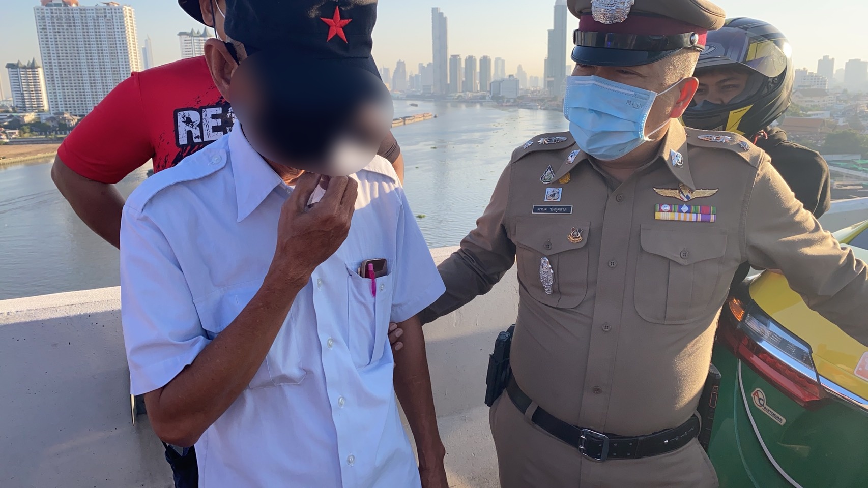 ลุงแท็กซี่ เครียด ปัญหาหนี้สินเงินกู้ออนไลน์ หวังโดดสะพานกรุงเทพ ตร.-มูลนิธิฯ รุดเกลี้ยกล่อม
