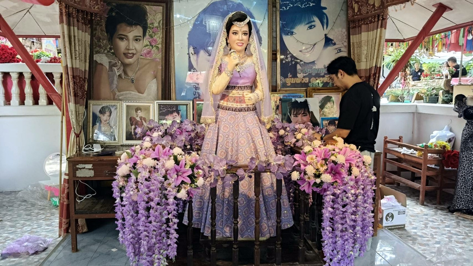 สุพรรณบุรีคึกคัก!! ครอบครัวดวงจันทร์เปลี่ยนชุดหุ่น “พุ่มพวง” พร้อมมอบเลขเด็ดให้แฟนคลับ