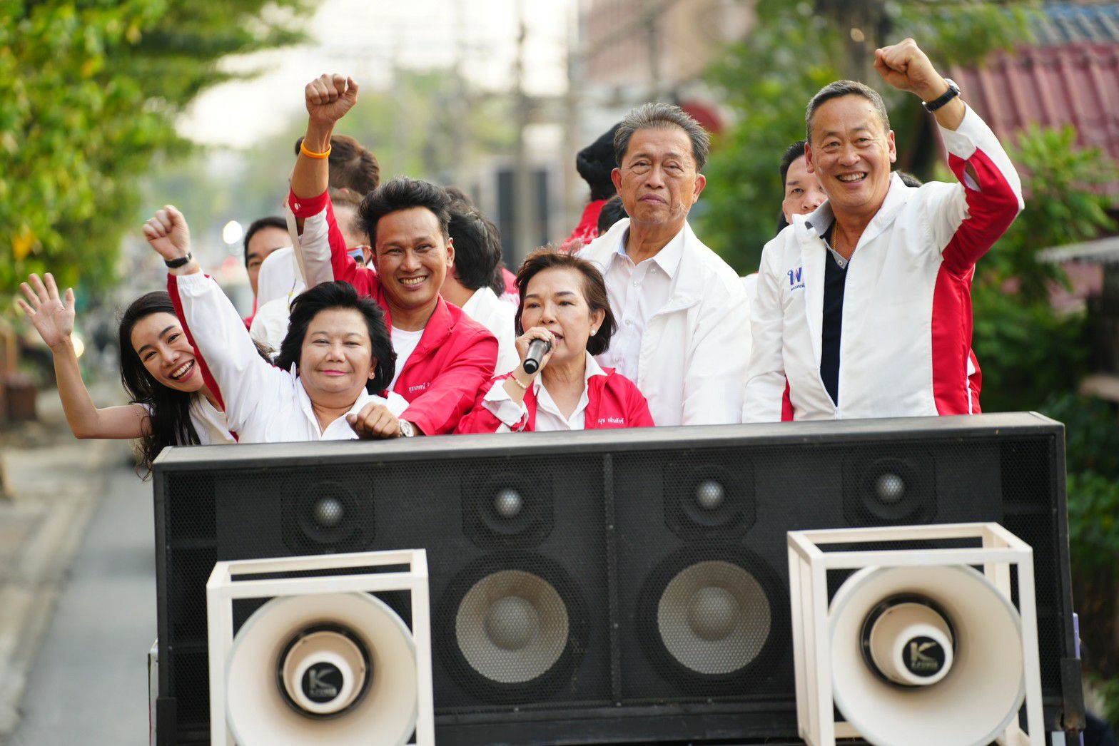 ‘เศรษฐา’ นำ ‘พท.’ เดินตลาดโกสุมรวมใจ เจ้าตัวชูเข่งปลาทูบอกขอเลือกพท.ยกเข่ง-ทั้งคนทั้งพรรค