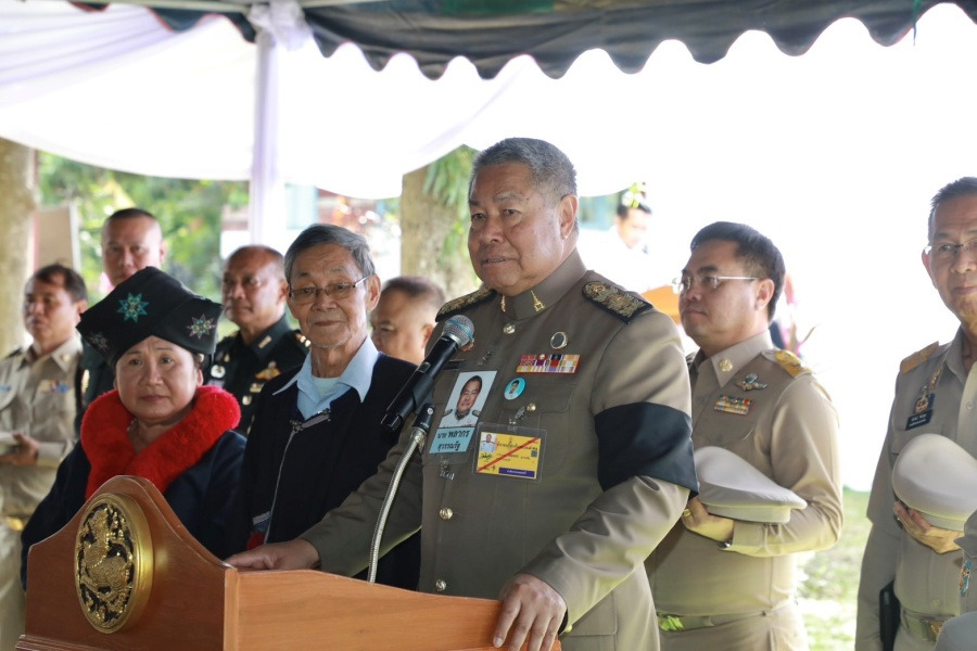 "องคมนตรี" ติดตามการดำเนินงานโครงการพัฒนาแหล่งน้ำอันเนื่องมาจากพระราชดำริ เชียงราย และมอบถุงพระราชทานให้แก่ผู้ปฏิบัติงานหน่วยงานความมั่นคง