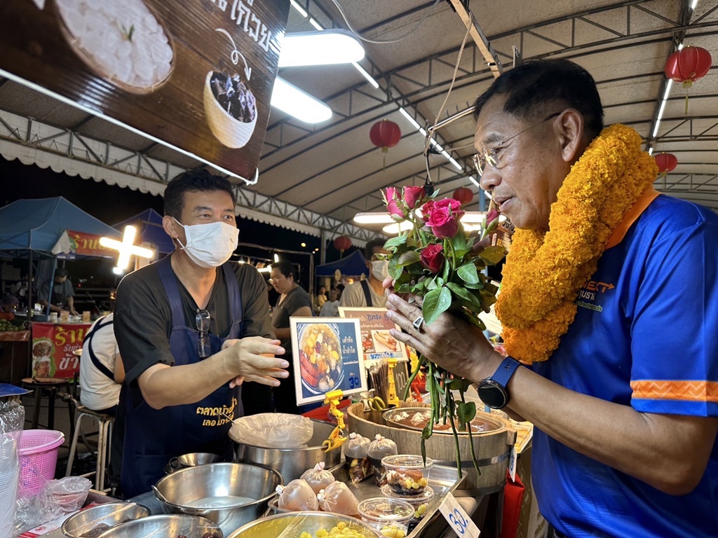 "บิ๊กแจ๊ส" ลุยเดี่ยวลงพื้นตลาดอำเภอลำลูกกา รับกำลังใจจากประชาชน