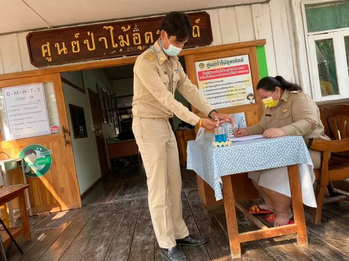  การ์ดไม่ตก! ศูนย์ป่าไม้อุตรดิตถ์รวมใจต้านภัยร้าย COVID-19