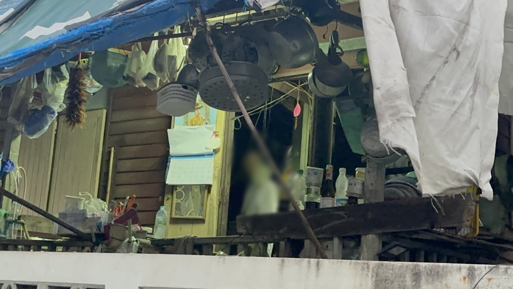 นนทบุรี ลุงวัย 67 ปี ใช้ปลั๊กไฟผูกคอดับ ภรรยาเผยเครียดโรคประจำโรคประจำตัว 