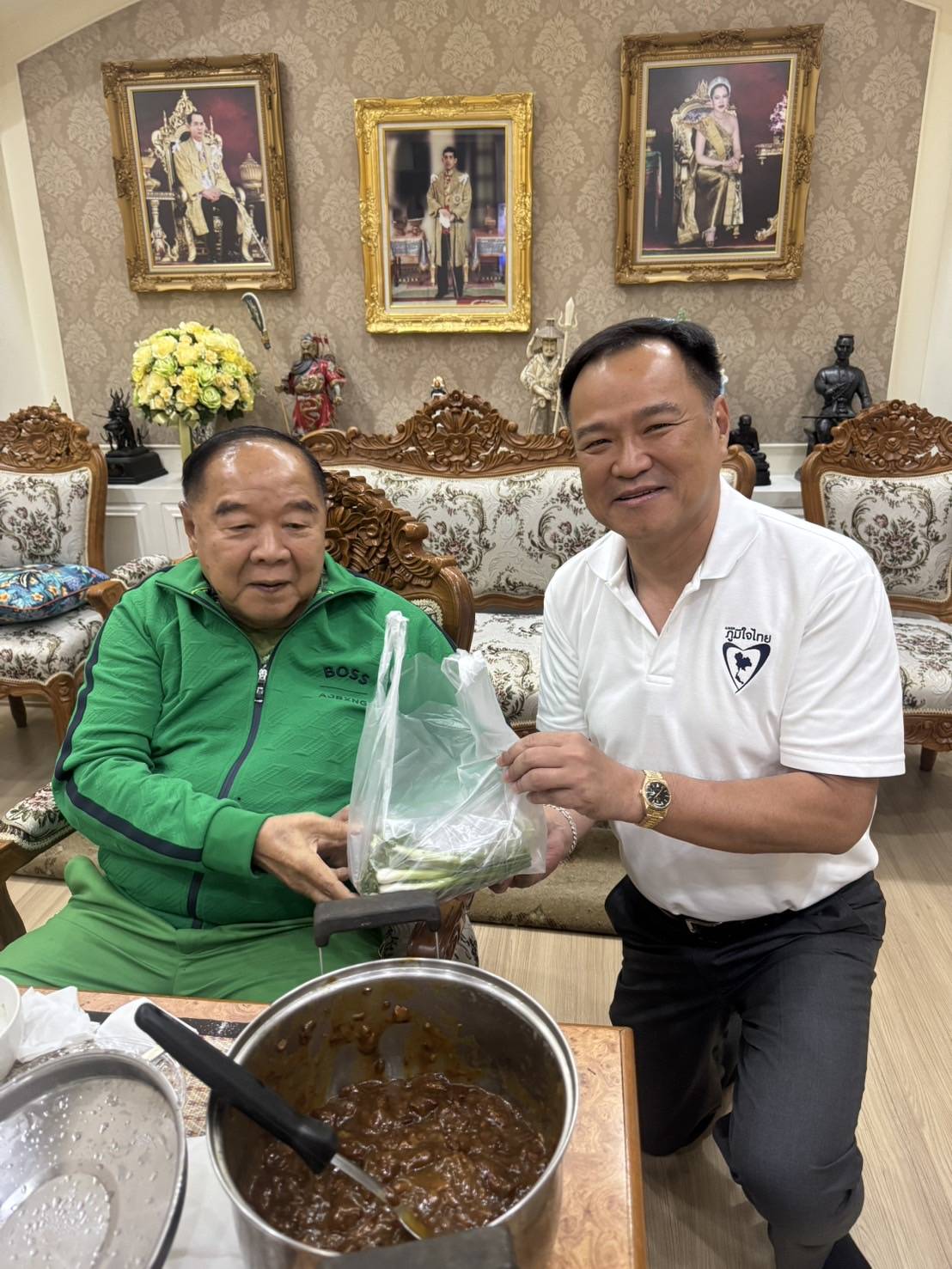 “บิ๊กป้อม” โชว์ฝีมือจัดข้าวหน้าไก่เลี้ยงเสี่ยหนูท่ามกลางความชื่นมื่น 