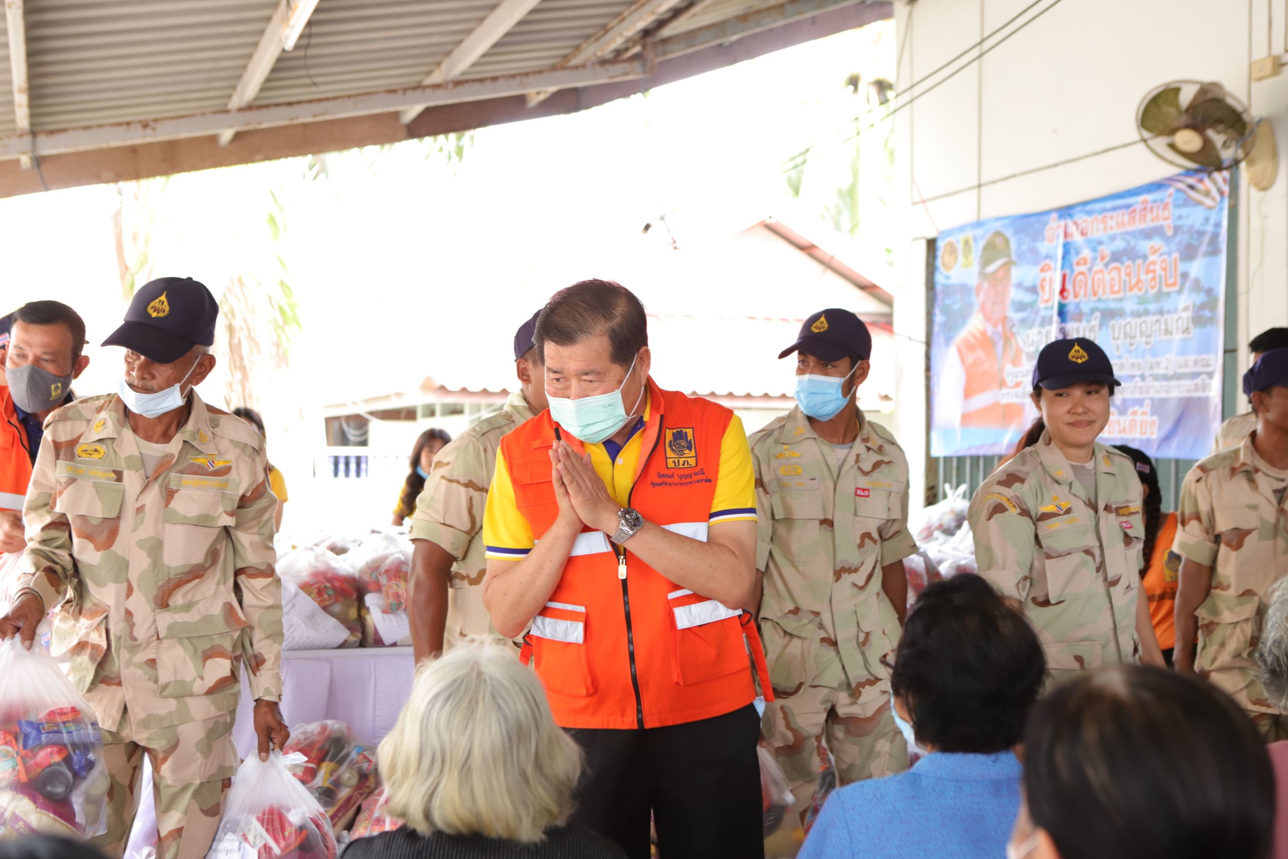 นิพนธ์ สั่งเร่งระบายน้ำท่วมขังพื้นที่คาบสมุทรสทิงพระ จ.สงขลาหลังเริ่มเน่าเสีย