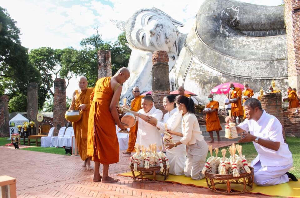ผู้ว่าฯ อ่างทอง นำพุทธศาสนิกชนทุกหมู่เหล่า ร่วมพิธีทำบุญตักบาตรและพิธีหล่อเทียนพรรษา เนื่องในวันอาสาฬหบูชาและวันเข้าพรรษา ประจำปี 2567