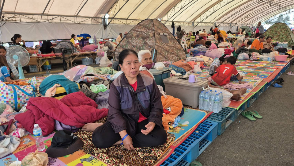 ผู้สูงอายุศูนย์อพยพบูรีรัมย์เครียด–ผวาเขมรยิงจรวดไกล ขณะช่องสายตะกูยังปะทะไม่หยุด