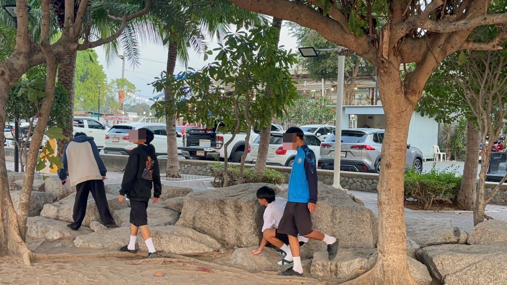 นักล่าเหรียญรื้อหาดกระทิงลายเละ ด้านชาวบ้านวอนช่วยเก็บกวาดสถานที่ให้เรียบร้อยเหมือนเดิม