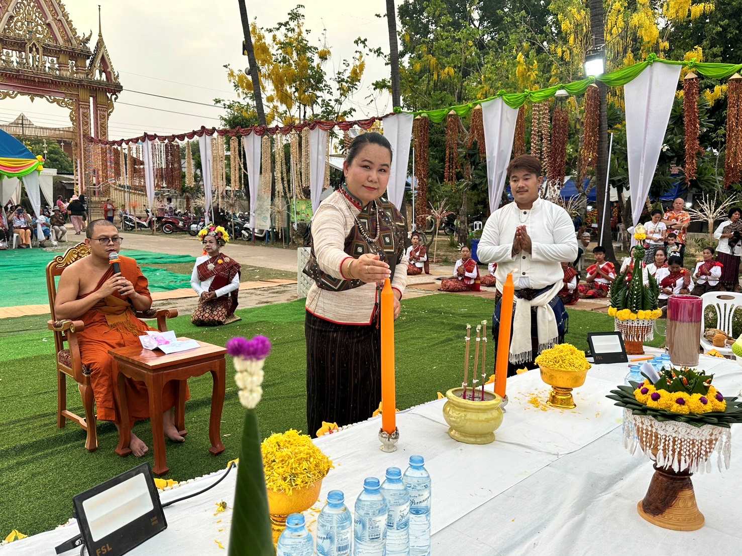 กาฬสินธุ์สืบสานประเพณีรำขอพรเสริมมงคลบวงสรวงพระอุโบสถร้อยปี
