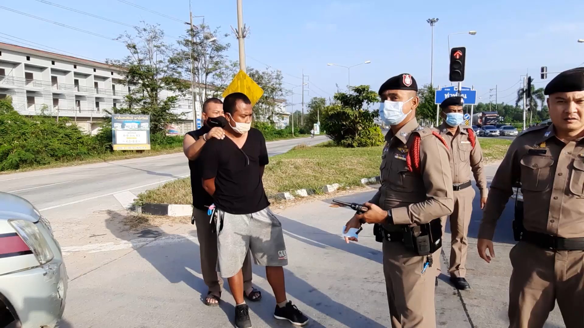 ระทึก!! ไล่ล่าคนร้ายขโมยรถกระบะจับได้กลางสามแยก