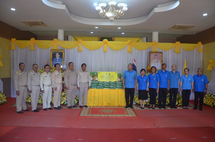 สภาเกษตรกรจังหวัดชัยภูมิ มอบข้าวสารกว่า 1 ตันร่วมในโครงการเฉลิมพระเกียรติ"รวมใจภักดิ์ ถวายความจงรักภักดี"