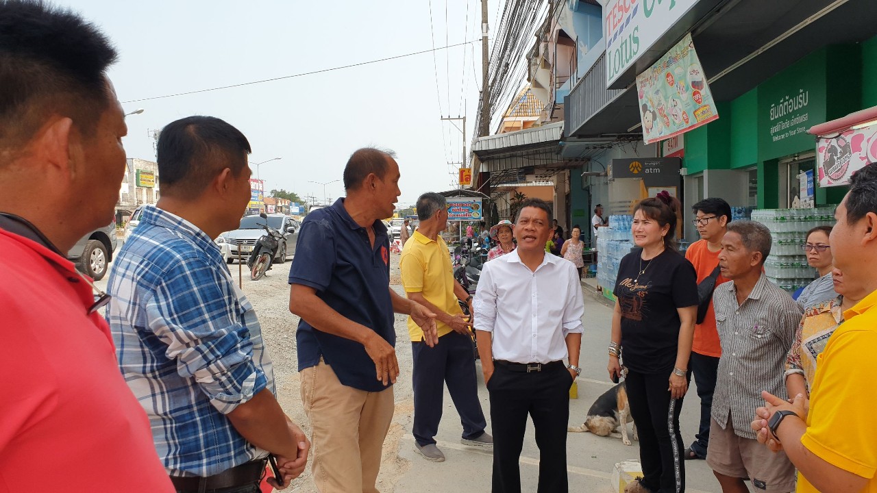 ชาวพลูตาหลวงประท้วงสร้างถนนสูงปิดหน้าบ้านปิดทางน้ำได้รับความเดือดร้อน