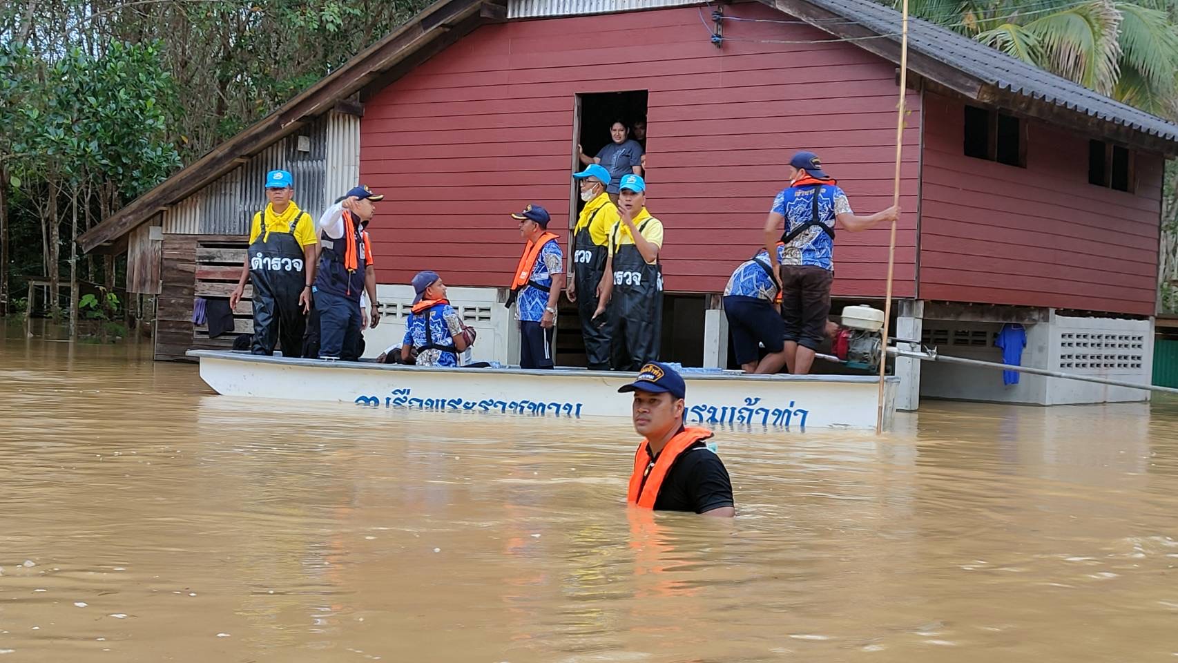 สตูลน้ำป่าทะลักวงกว้าง ท่วมโรงเรียน หลายจุดวิกฤตสูงมิดหัว เส้นทางถูกตัดขาด