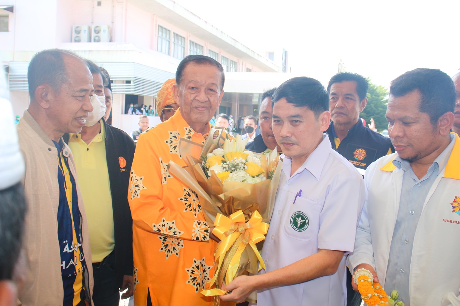 ‘วันนอร์’ มอบดอกไม้ให้กำลังใจ ‘หมอสุภัทร’ ย้าย รพ.สะบ้าย้อยวันแรก ยกย่องเป็นหมอนักต่อสู้
