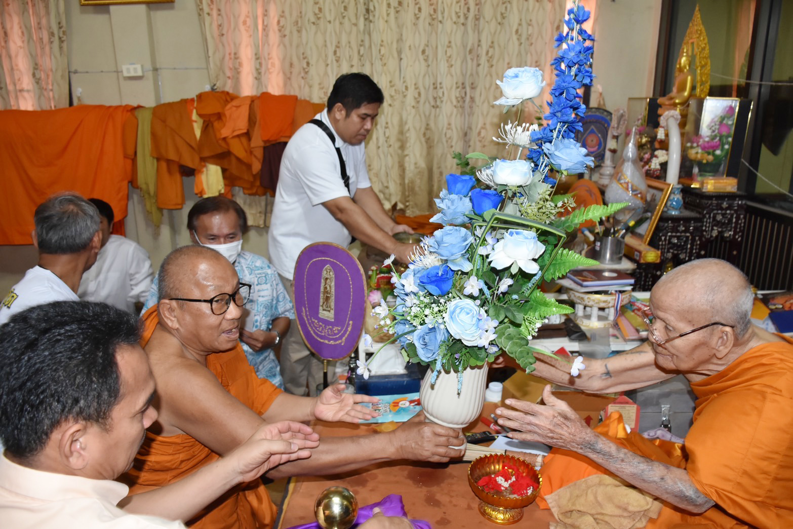 ศิษยานุศิษย์แห่ร่วมงานทำบุญอายุวัฒนหลวงปู่สมบุญเกจิ5แผ่นดินอายุ103ปี