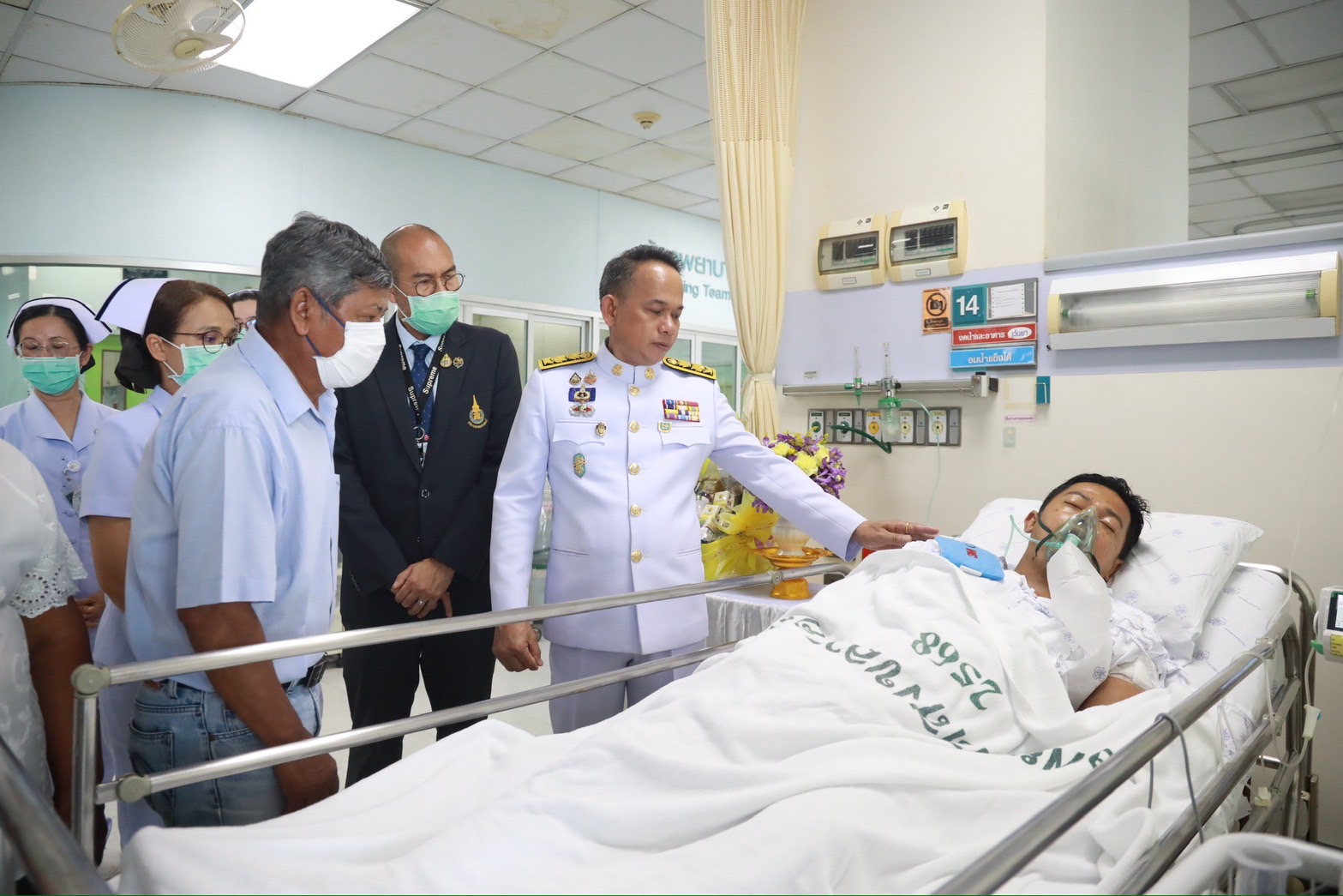 ผู้ว่าฯสงขลาเชิญดอกไม้และตะกร้าสิ่งของพระราชทานไปมอบแก่ ตร.สถานีตำรวจภูธรจะแนะ จ.นราธิวาส ที่ได้รับบาดเจ็บจากเหตุคนร้ายยิงอาวุธปืนใส่ 