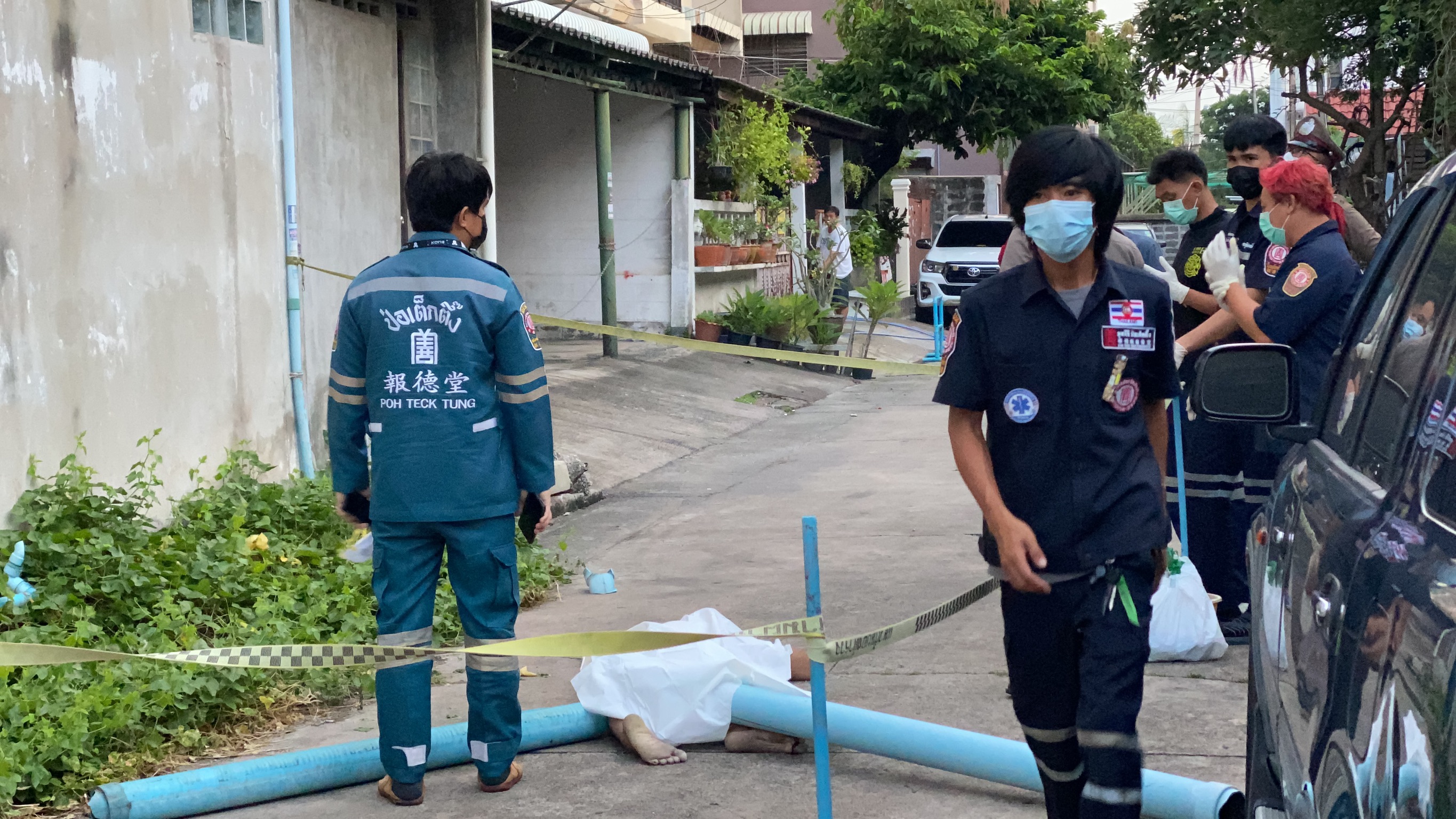 พบศพชายใส่กางเกงขาสั้นเพียงตัวเดียวตกจากที่สูงเสียชีวิตย่านนวมินทร์