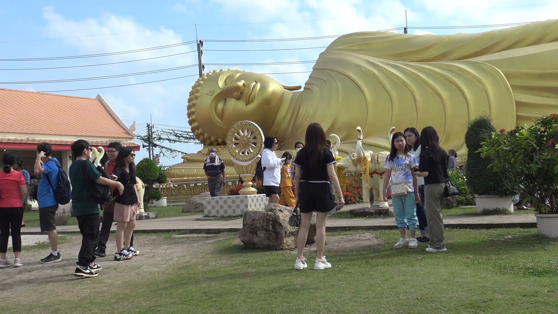 นักท่องเที่ยวแวะไหว้พระนอนถวายสังฆทานก่อนกลับวันสุดท้ายหยุดยาวปีใหม่