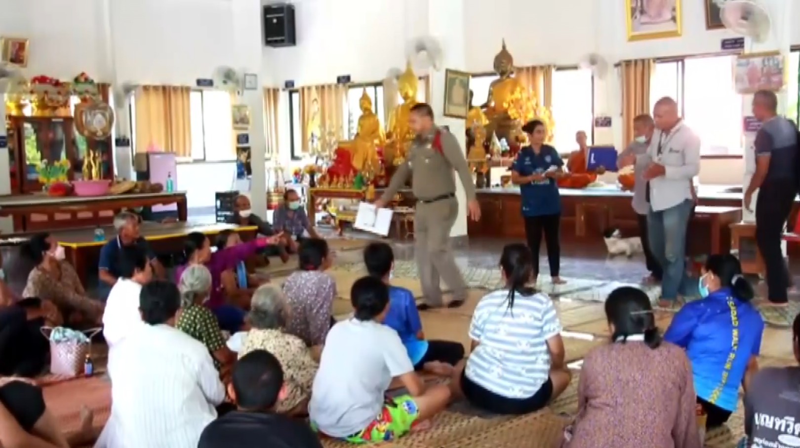 ชาวบ้านอำเภอนางรองรวมตัวเรียกร้องให้เจ้าอาวาสวัดดังชี้แจงรายรับ-รายจ่ายเงินวัดที่บริหารจัดการเอง