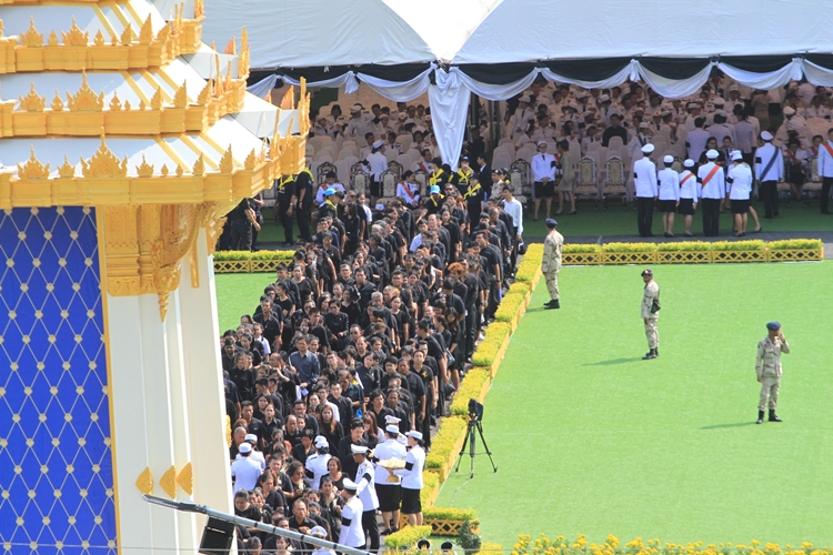 พสกนิกรชาว "ปทุมธานี" เดินทางเข้าร่วมพิธีถวายดอกไม้จันทน์ไม่ขาดสายกว่า 5 หมื่นคน
