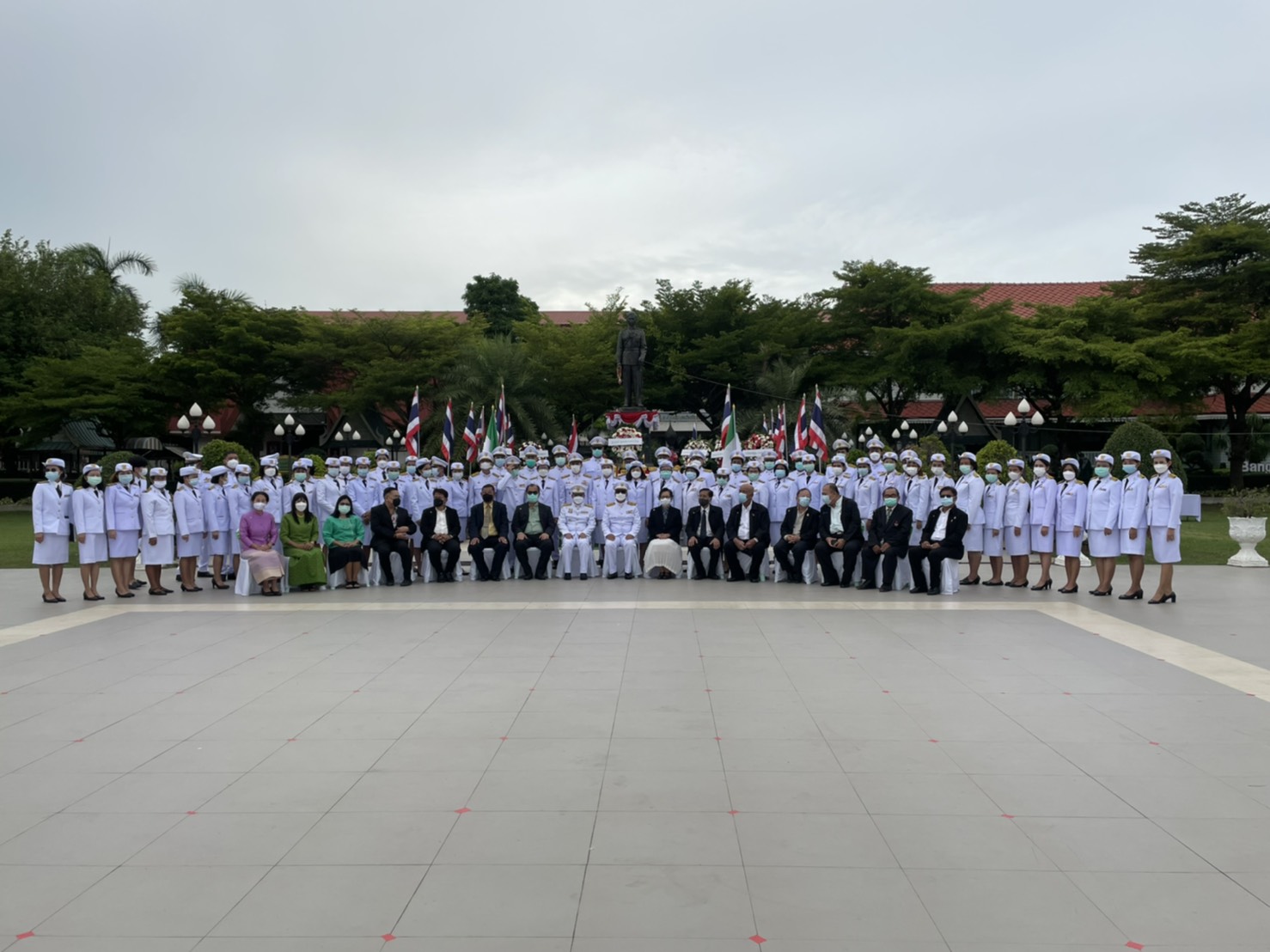 นายอำเภอบางปะอินนำส่วนราชการวางพวงมาลาหน้าพระบรมรูป รัชกาลที่8