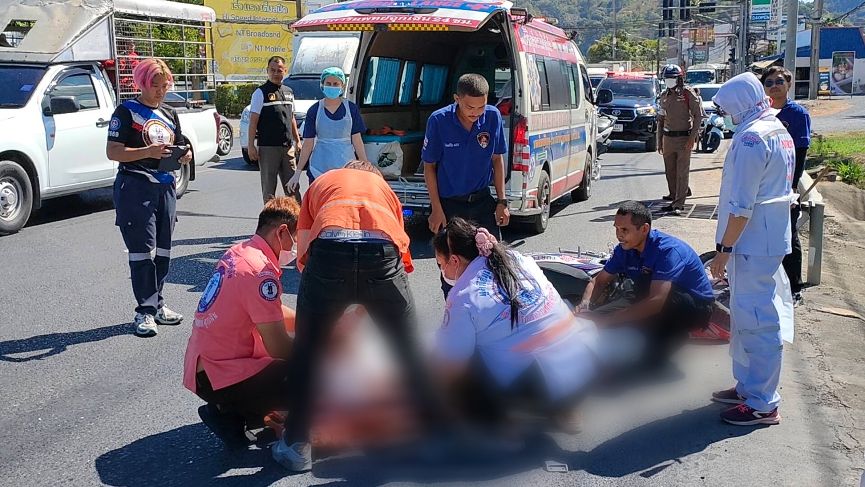 อุทาหรณ์! จยย.เเซงตีคู่รถบรรทุก​  เสียหลักล้มถูกทับศรีษะ​ นทท.สาวดับทั้งยังสวมหมวกกันน็อกแน่น