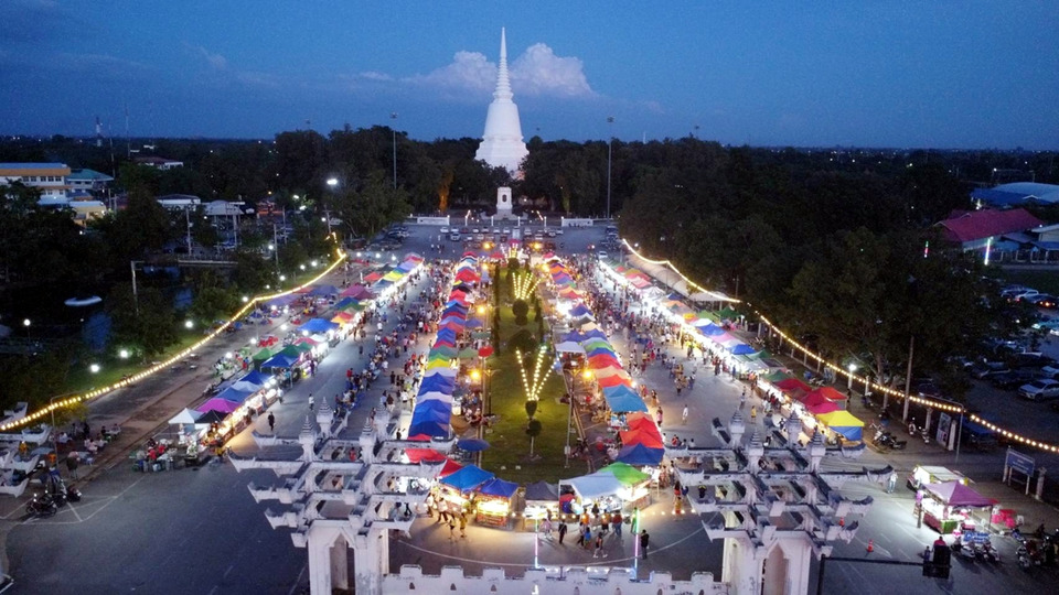 เทศบาลตำบลดอนเจดีย์ เปิด “ดอนเจดีย์สตรีทฟูด” ตลาดอาหารริมบาทวิถี หนึ่งเดียวสุพรรณบุรี กระตุ้นท่องเที่ยว