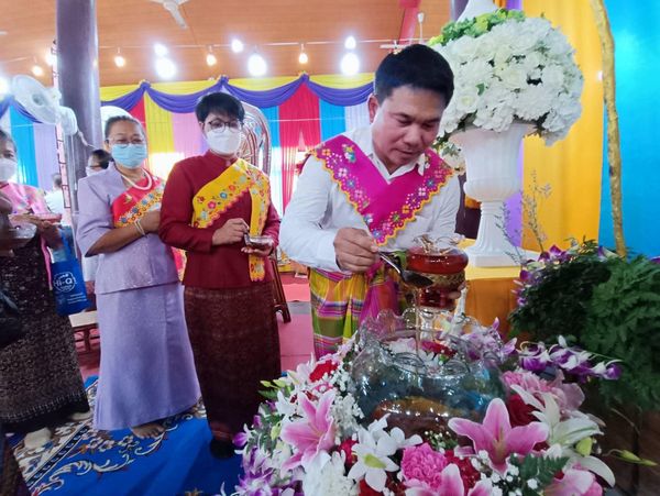 นายกฯท่าทราย นำชาวไทยรามัญ "ร่วมตักบาตรน้ำผึ้ง" สืบสานประเพณีท้องถิ่น