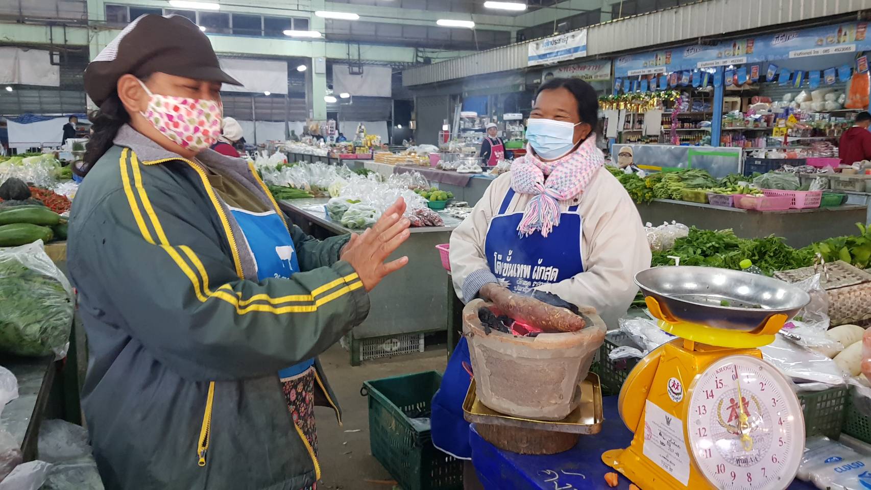 ชัยภูมิหนาวฮวบ4-6องศา พ่อค้าแม่ค้านำเตาผิงไฟกลางตลาดสร้างความอบอุ่น