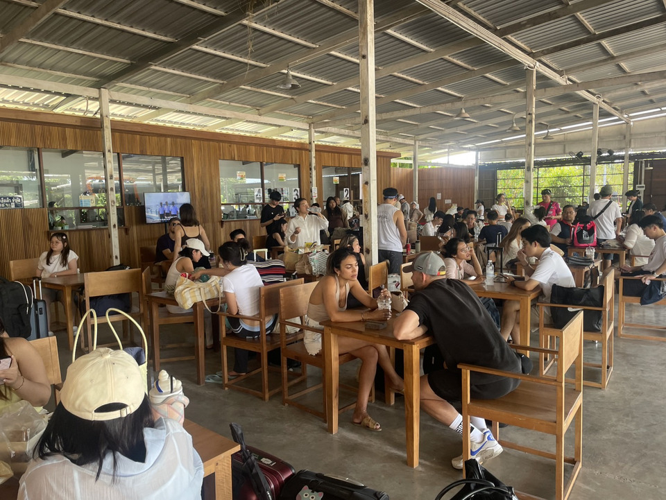 หยุดยาววิสาขบูชา! นักท่องเที่ยวเข้าเกาะช้างไม่คึกคัก โรงแรมลดราคาสูงสุด 50% เกาะกูดคนแน่นต้องเพิ่มเรือ