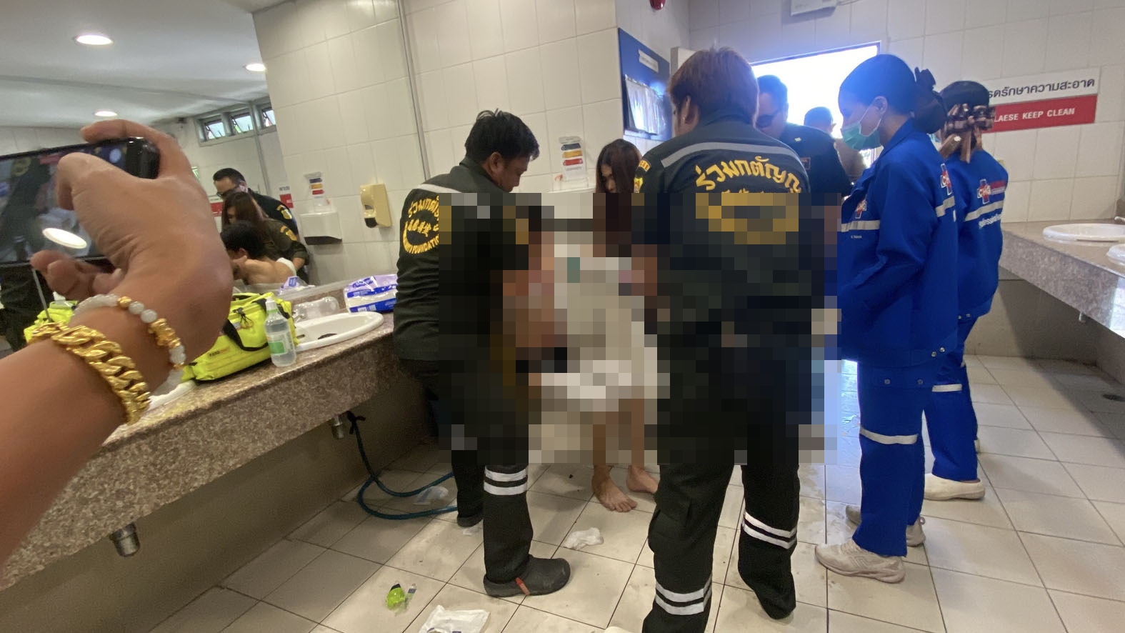 ระทึก!!หนุ่มพนักงานห้างถูกอดีตแฟนสาววัย 19 บุกสาดน้ำกรดกลางห้างดังย่านบางพลี 