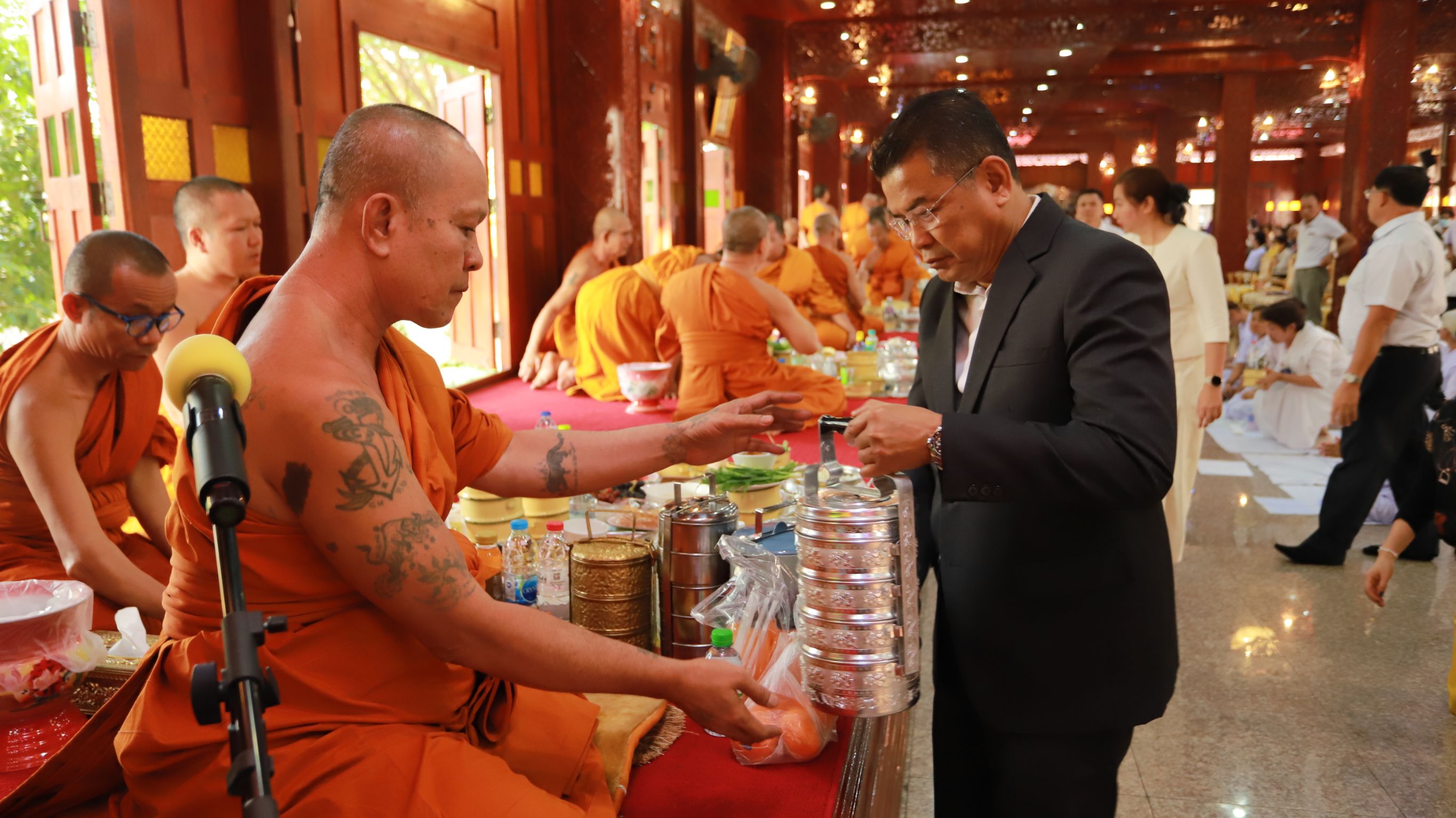 พ่อเมืองปทุมฯนำพุทธศาสนิกชน ทำบุญตักบาตร ในโครงการทำบุญวันธรรมสวนะ(วันพระ)ที่วัดสายไหม