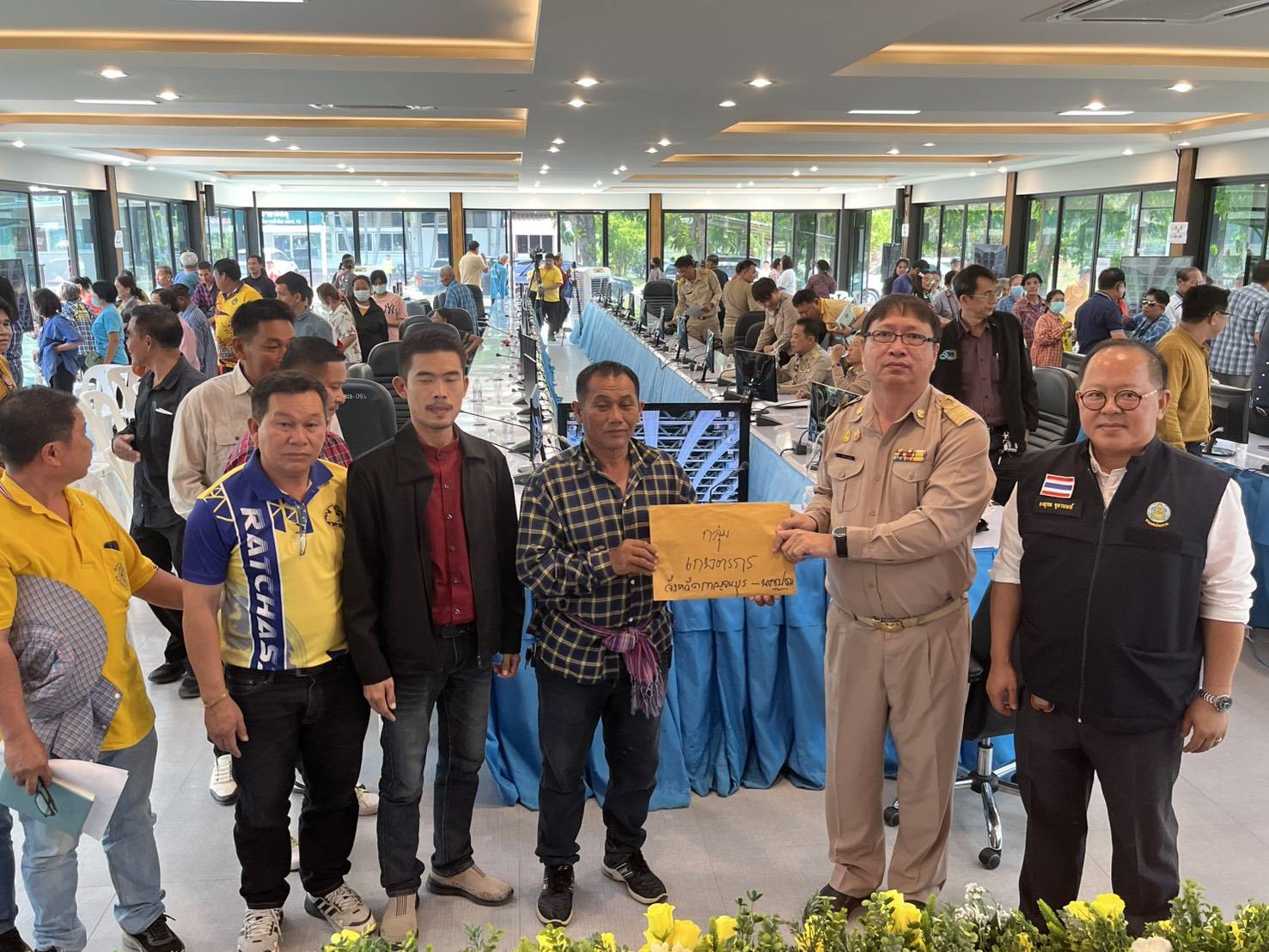 ตัวแทนเกษตรกรชาวนา 4 ตำบล กว่า 500 คน ชุมนุมยื่นข้อเรียกร้องกรมชลประทานที่ 13 ขอน้ำทำนา