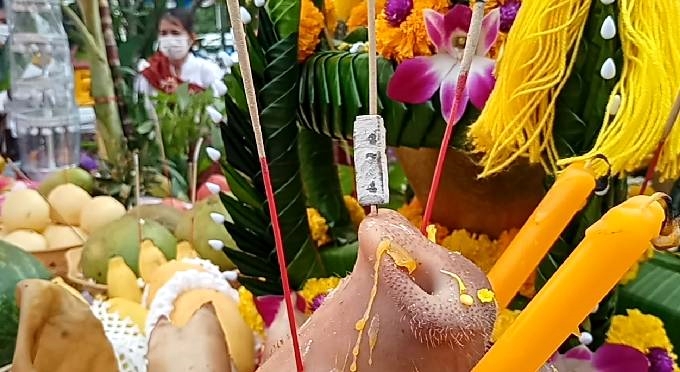 นักเสี่ยงโชค แห่ส่องเลขเด็ดคึกคัก!! ในพิธีบวงสรวง "พระยาเชียงฆะ" เจ้าเมืองคนแรกของ อ.สังขะ