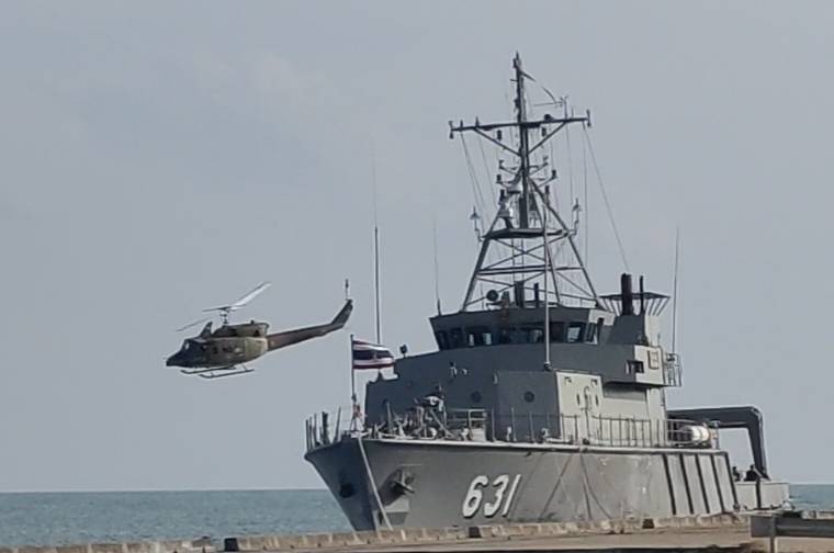ฮ.กองทัพเรือนำญาติกำลังพลรล.สุโขทัยพบที่น่านน้ำชุมพรมาที่ศูนย์พิสูจน์อัตลักษณ์บางสะพาน