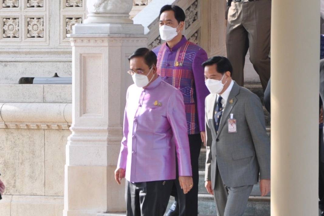 ส่งสัญญาณอะไร! "พีระพันธุ์"เดินตาม"บิ๊กตู่" หลังกระแสข่าวนายกฯจ่อซบ"รวมไทยสร้างชาติ"