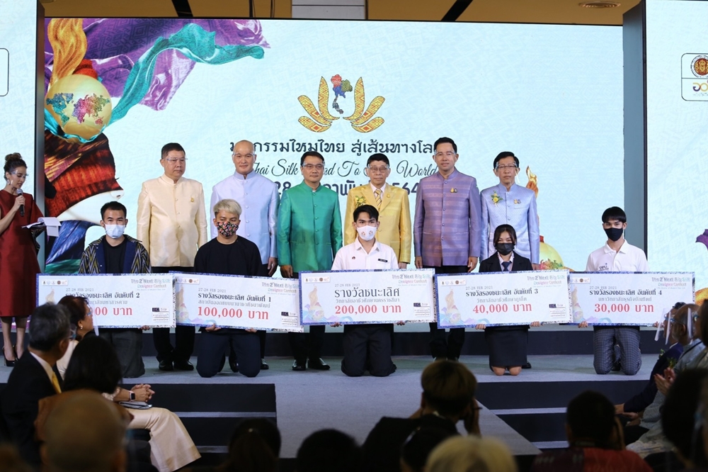 กรมหม่อนไหม โชว์แฟชั่นอลังการ ผลงานประกวดออกแบบชุดผ้าไหม ในงาน “ไหมไทยสู่เส้นทางโลก”