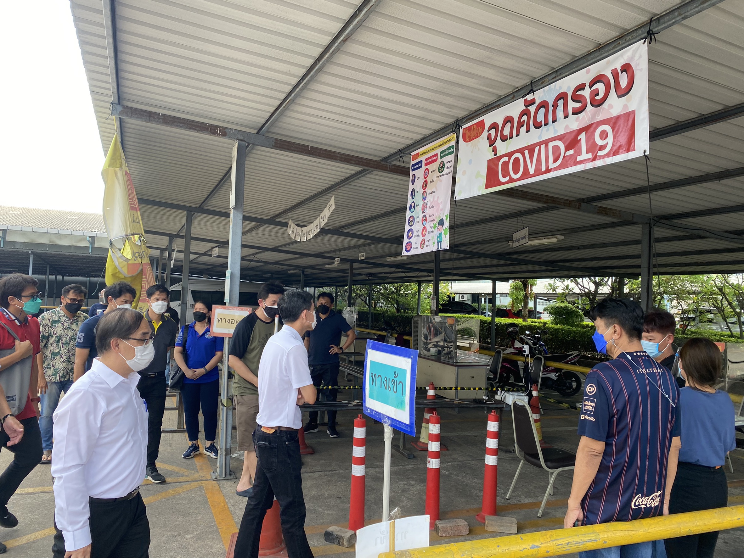 ผู้ว่าฯนครปฐม ตรวจโรงงานในพื้นที่อำเภอสามพราน  หลังพบพนักงานติดเชื้อโควิด 19 