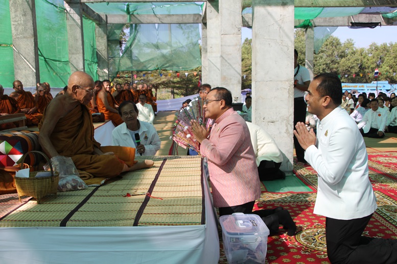 ร้อยเอ็ดจัดพิธีทอดผ้าป่าสังฆสามัคคีสมทบทุนสร้างอาคารเฉลิมพระเกียรติ  