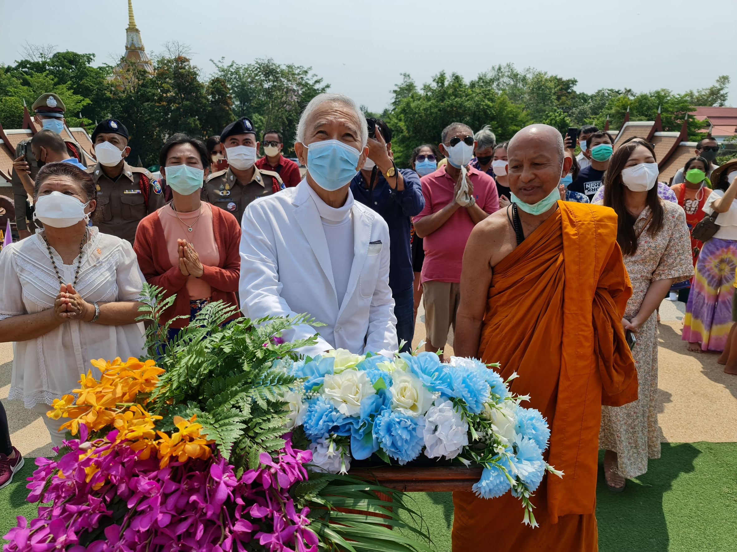 “สุวัจน์” เปิดงานสงกรานต์วัดห้วยมงคล ชวนสรงน้ำหลวงพ่อทวดองค์ใหญ่เพื่อความเป็นสิริมงคลปีใหม่ไทย