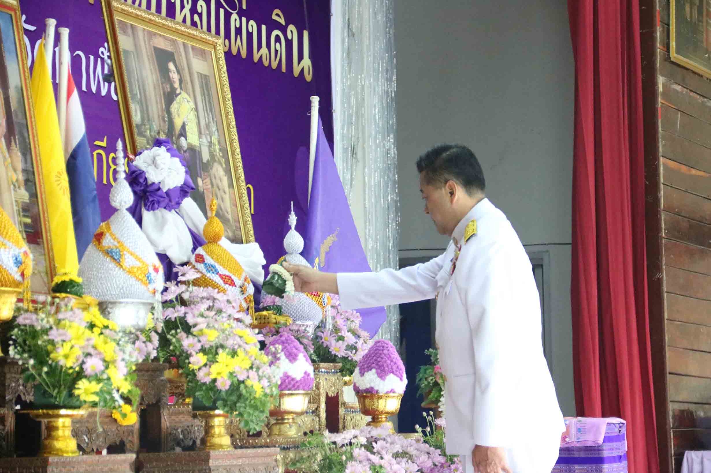 กาฬสินธุ์มอบโล่รางวัลพระราชทานหมู่บ้านอยู่เย็นเป็นสุข