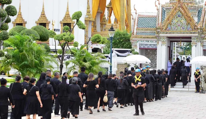 พสกนิกร 6 พันกว่าคน กราบถวายบังคมพระบรมศพ "พระพันปีหลวง" แจ้งปิดจุดคัดกรอง 24–25 พ.ย. ช่วงพระราชพิธี
