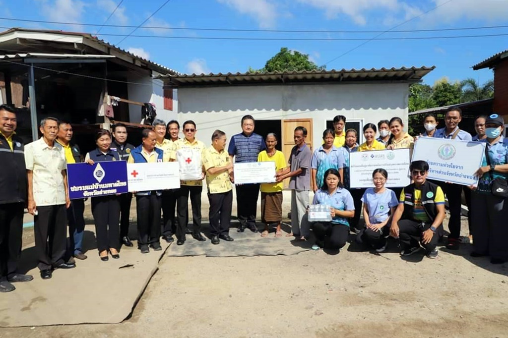 รองผู้ว่าฯ อ่างทอง พร้อม อบต.อ่างทอง ร่วมมอบบ้านพัก 6 หลัง ตามโครงการปรับสภาพแวดล้อมที่อยู่อาศัยฯ