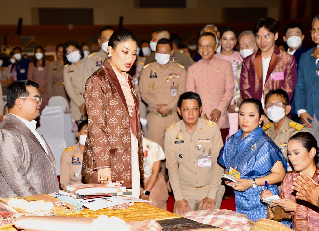 เจ้าฟ้าสิริวัณณวรีฯ เสด็จไปทอดพระเนตรนิทรรศการผลิตภัณฑ์ผ้าไทย และงานหัตถกรรมชุมชนภาคกลาง 