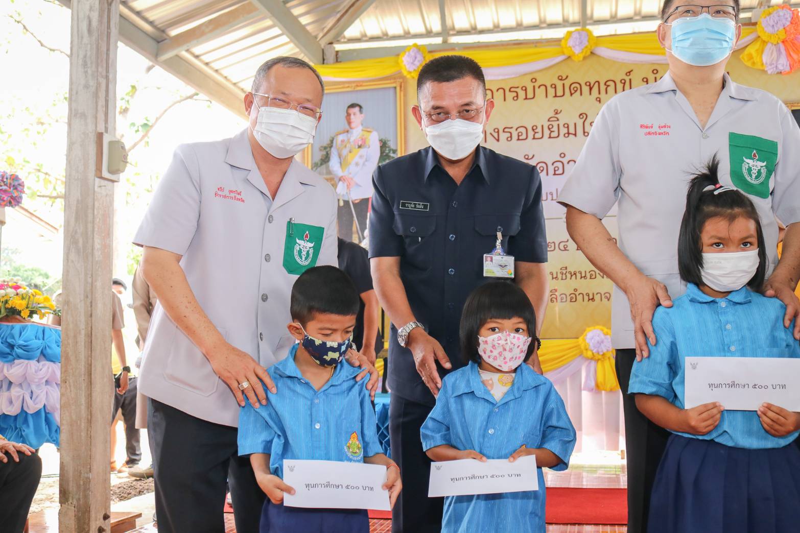พ่อเมืองอำนาจเจริญ ร่วม ชมรมแม่บ้าน นทพ.ออกหน่วยบริการบำบัดทุกข์บำรุงสุขให้กับชาวบ้าน