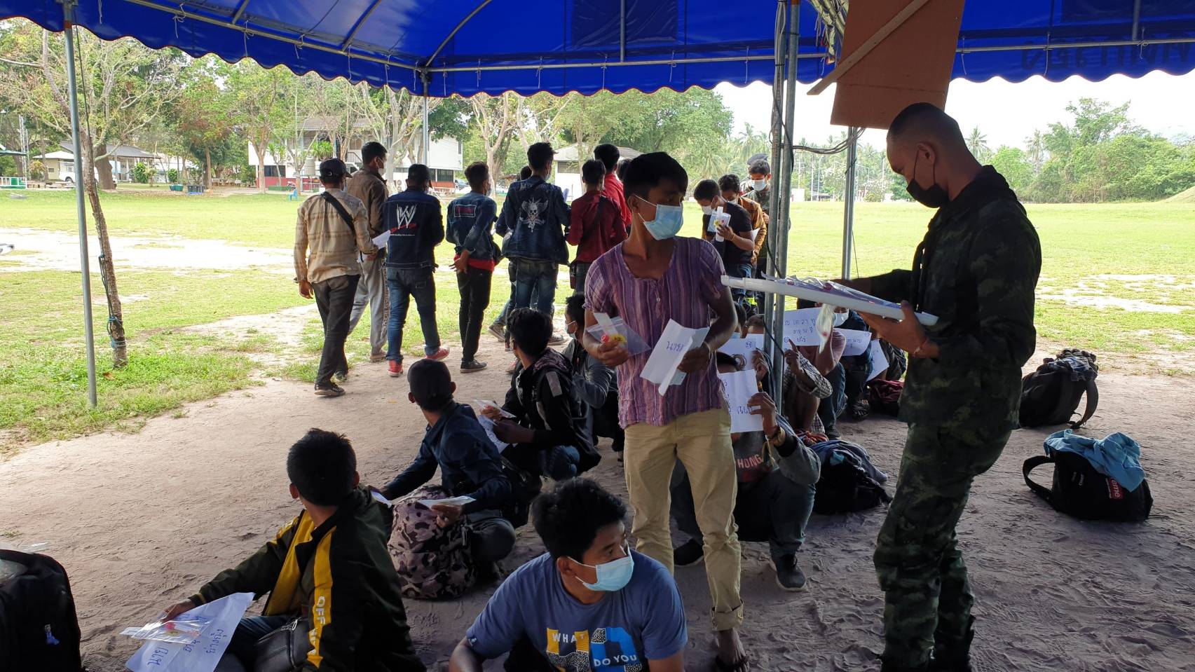  ตชด.146 จับแรงงานต่างด้าวเกือบครึ่งร้อยยึดรถ 4 คัน  