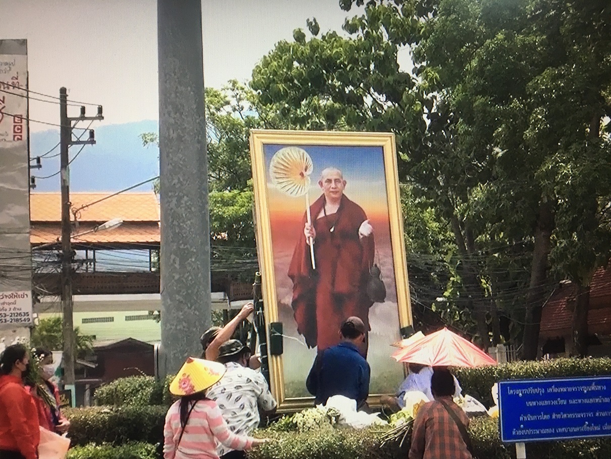 พี่น้องชาวไทยใหญ่ในเชียงใหม่ร่วมรับฟัง'พระครูบาบุญชุ่ม'มาเทศนาในงานทอดผ้าป่านสร้างโรงพยาบาลฟอกไต 